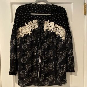 Women's Black & White Floral Blouse with Tie Closure and Lace Appliqué – Large